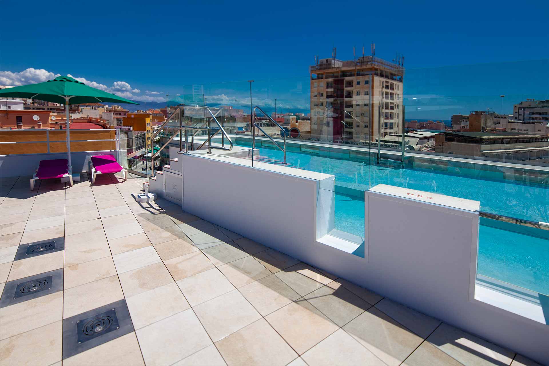 1920x1280-hotel-sireno-piscina